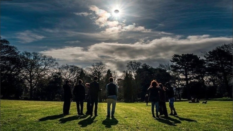 Todos atentos al eclipse pero con protección.