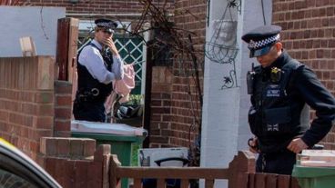 La Policía trabajando en el lugar en que cayó el cuerpo.