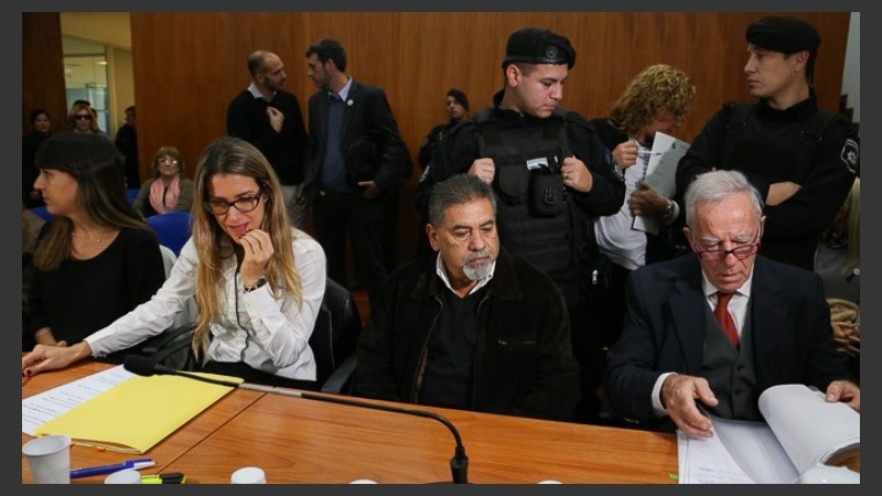 García (centro) y su abogado en el juicio que se desarrolló en el Centro de Justicia Penal.