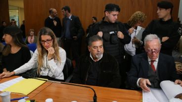 García (centro) y su abogado en el juicio que se desarrolló en el Centro de Justicia Penal.