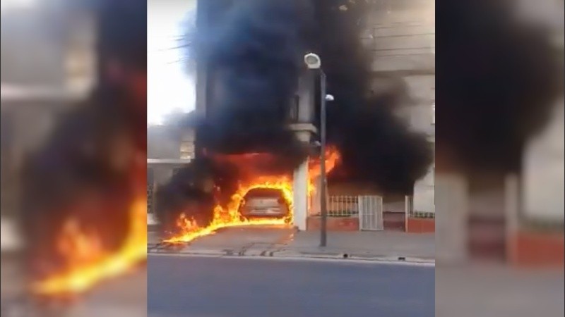 Las llamas se iniciaron en el garage del inmueble.