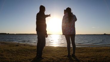 Eclipse total: En Villa Cañás se juntaron para ver el fenómeno.