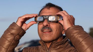 Eclipse total: En Villa Cañás se juntaron para ver el fenómeno.