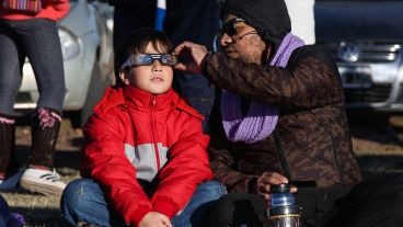 Eclipse total: En Villa Cañás se juntaron para ver el fenómeno.