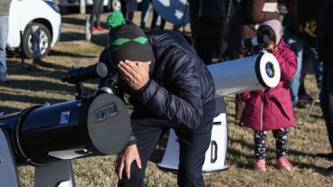 Eclipse total: En Villa Cañás se juntaron para ver el fenómeno.