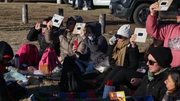 Eclipse total: En Villa Cañás se juntaron para ver el fenómeno.