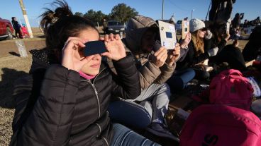 Eclipse total: En Villa Cañás se juntaron para ver el fenómeno.