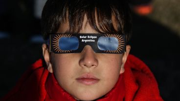 Eclipse total: En Villa Cañás se juntaron para ver el fenómeno.