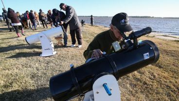 Eclipse total: En Villa Cañás se juntaron para ver el fenómeno.