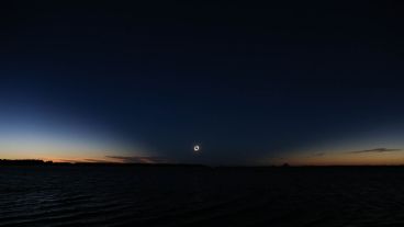 Eclipse total: En Villa Cañás se juntaron para ver el fenómeno.