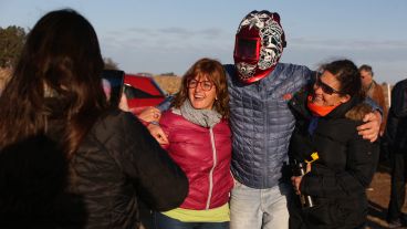Eclipse total: En Villa Cañás se juntaron para ver el fenómeno.