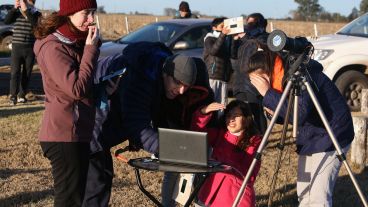 Eclipse total: En Villa Cañás se juntaron para ver el fenómeno.