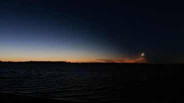 Eclipse total: En Villa Cañás se juntaron para ver el fenómeno.