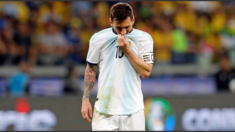 Messi estampó un remate en el palo derecho de Allison. El gol se le negó.