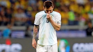 Messi estampó un remate en el palo derecho de Allison. El gol se le negó.