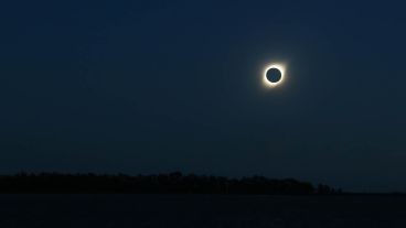 Eclipse total: En Villa Cañás se juntaron para ver el fenómeno.