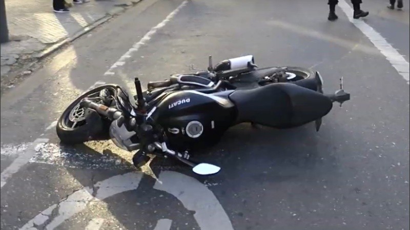 La moto atropelló a la mujer en Santa Fe y Alvear.