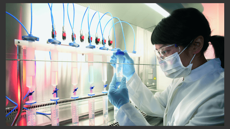 El tratamiento actual se centra en el uso de terapia antirretroviral.