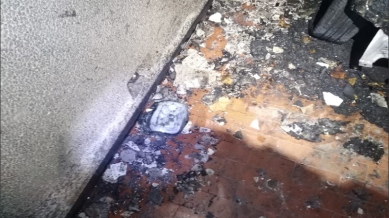 Restos del fuego en la cochera incendiada.