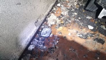 Restos del fuego en la cochera incendiada.