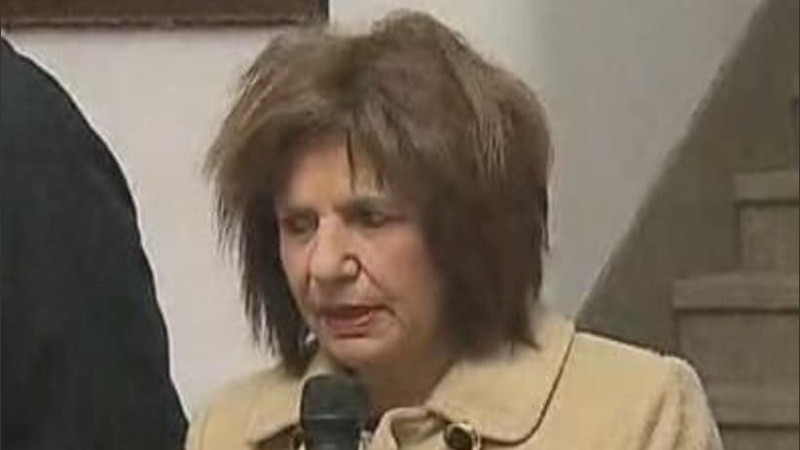 El particular look de la Ministra en una conferencia de prensa.