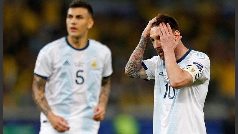 Messi y Paredes. Vieja y nueva guardia del seleccionado nacional.