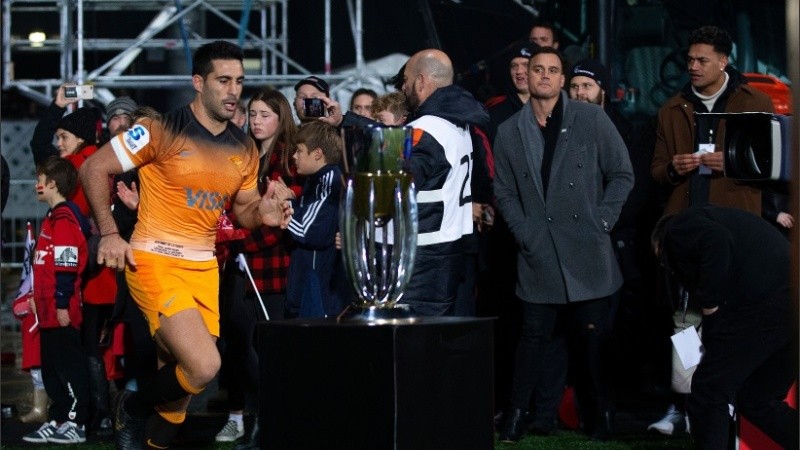 El capitán Jerónimo De la Fuente, al salir a la cancha en la final