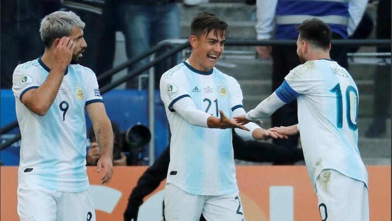 Dybala festeja el segundo con Messi; Agüero hizo el primero.