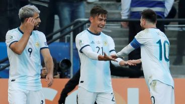 Dybala festeja el segundo con Messi; Agüero hizo el primero.