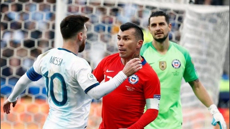 Messi y Medel vieron la roja en una polémica jugada del primer tiempo.