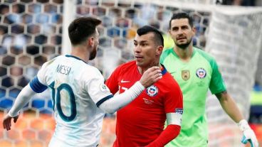 Messi y Medel vieron la roja en una polémica jugada del primer tiempo.