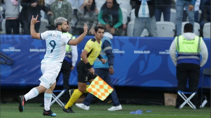 Agüero marcó el primero tras una avivada de Messi.