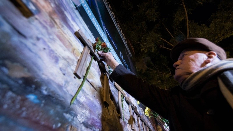 Se dejaron flores en las cruces que recuerdan a las víctimas.