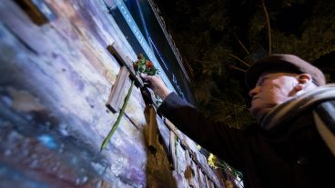 Se dejaron flores en las cruces que recuerdan a las víctimas.