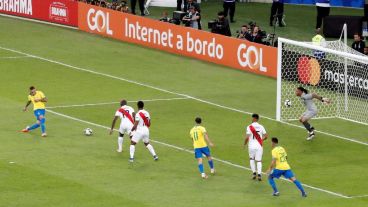 Everton abre el marcador en el primer tiempo.