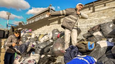 Una colecta de abrigo en el club Estudiantes de Buenos Aires.