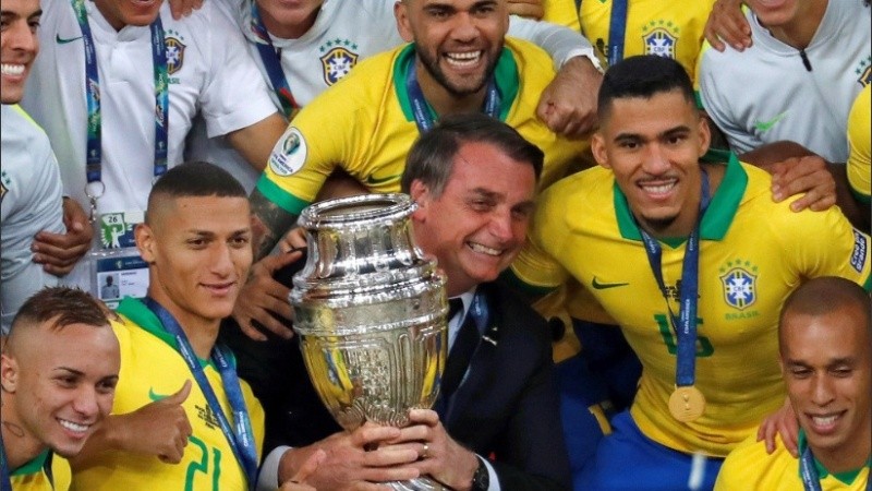 Bolsonaro aprovechó para la foto. Una parte del Maracaná lo silbó.