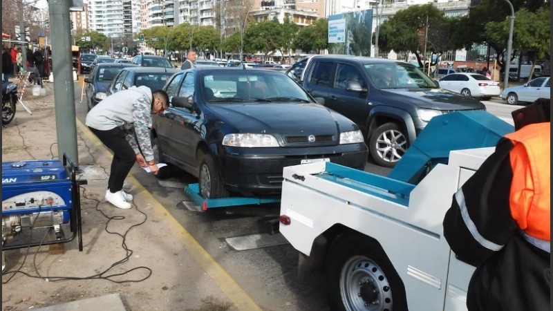 Uno de los vehículos llevados por la grúa. 