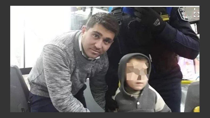 El chofer fue el primero en ayudar al pequeño.