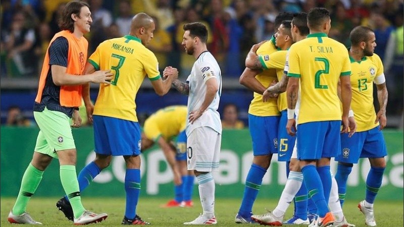 Messi, a pocos metros de Thiago Silva. Brasil había eliminado a Argentina.