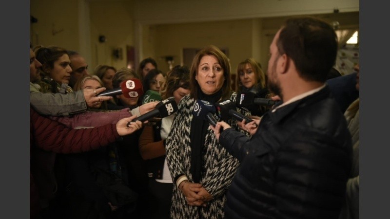 Fein anunció la apertura de un nuevo refugio en un polideportivo municipal.