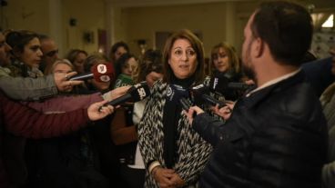 Fein anunció la apertura de un nuevo refugio en un polideportivo municipal.