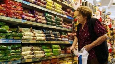 Los jubilados cubren una parte de la canasta.