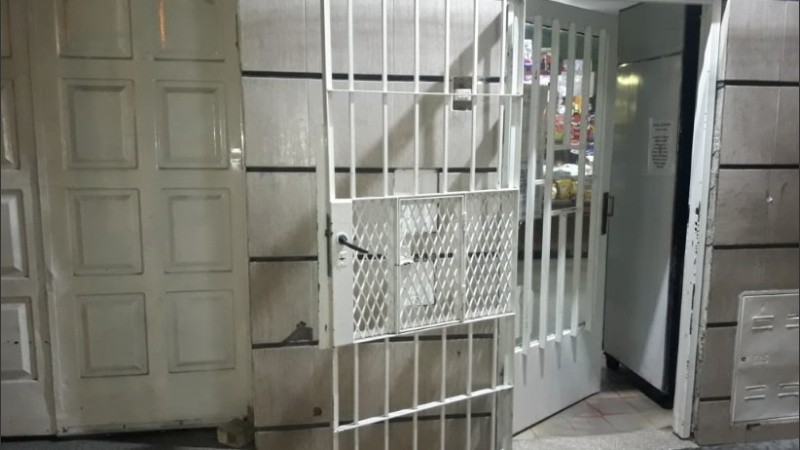 El frente de la casa y el negocio baleados. 