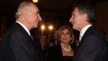 Macri decretó tres días de duelo nacional por la muerte del ex presidente.