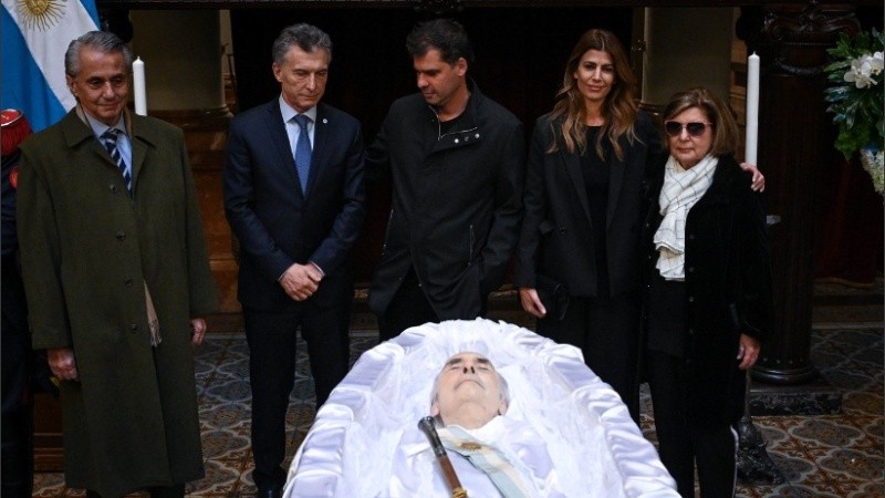 El matrimonio presidencial junto al féretro y la familia De la Rúa.