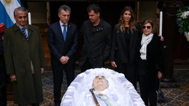 El matrimonio presidencial junto al féretro y la familia De la Rúa.