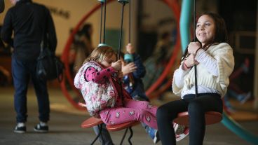 Arrancaron las vacaciones: chicos y chicas de todas las edades disfrutaron este martes feriado de las propuestas que ofrece la ciudad.