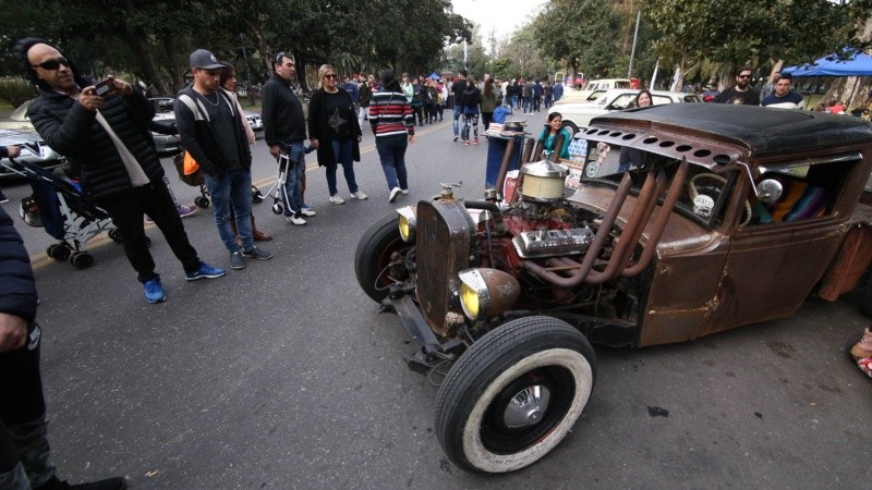 La exposición atrajo mucha gente este martes feriado en el parque Independencia.