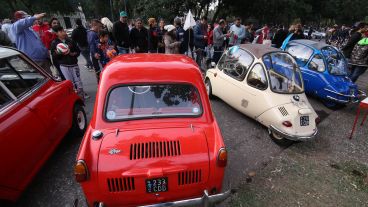 La exposición atrajo mucha gente este martes feriado en el parque Independencia.